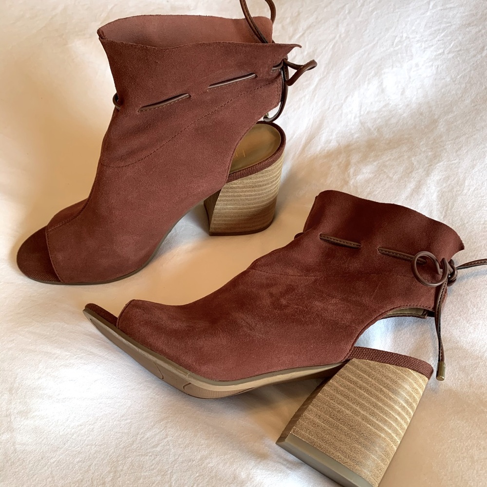 Open toed leather heeled bootie